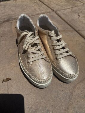 The flexx crotchet and gold leather sneaker